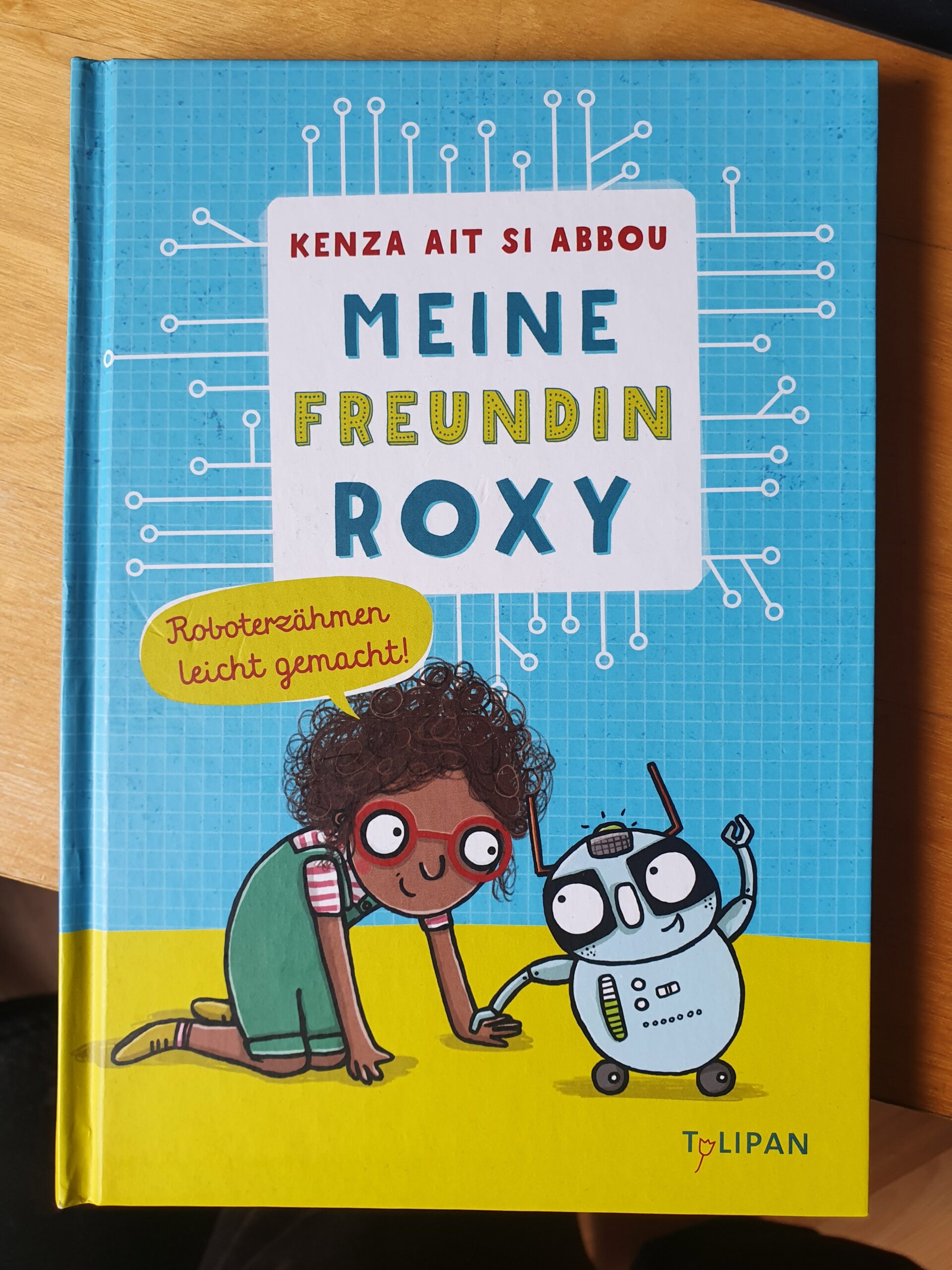 Fotos des Buchs "Meine Freundin Roxy - Roboterzähmen leicht gemacht!" von Kenza Ait Si Abbou.
